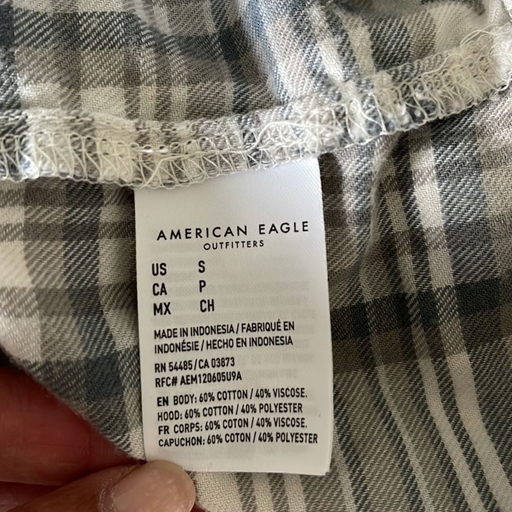 American Eagle Gray Plaid Button down crop top w/hood. Size Small - Picture 8 of 8